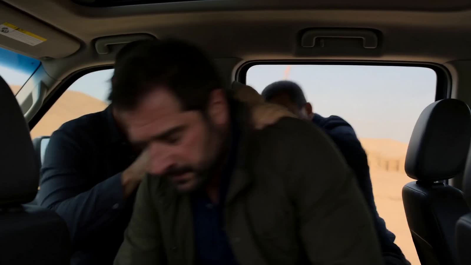 Einem Mann wird im Wagen ein Sack über den Kopf gezogen